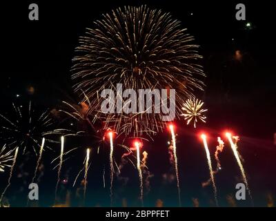 Feuerwerk am dunklen Nachthimmel, fotografiert aus der Ferne Stockfoto