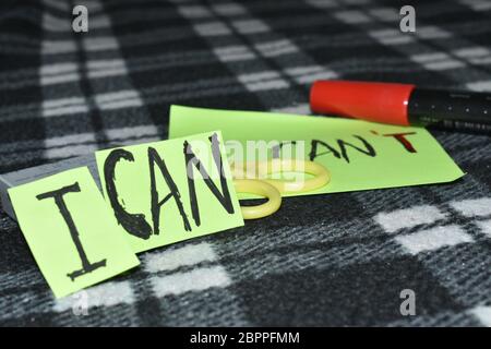 Motivierende ' ich kann ', T Buchstabe steht weit weg, also sagt es nicht, daß Sie kippen aber es Sie können sagt.Schere, Mobile u. Markierung im Hintergrund. Stockfoto