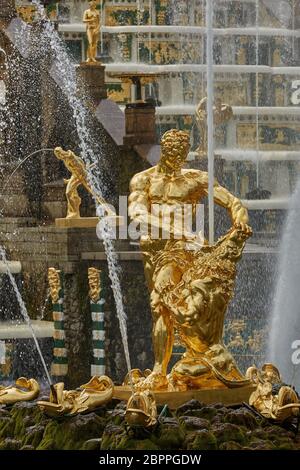 ST. PETERSBURG, Russland - Juli 08, 2017: goldene Statue in Peterhof Gärten, in der Nähe von St. Petersburg in Russland. Stockfoto