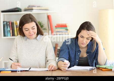 Nachtragend Schüler glücklich zu sehen, ihr Freund nicht frustriert Stockfoto