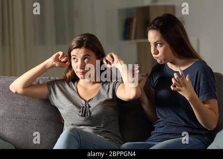 Wütende Frau und Freund ignorieren Sie sitzen auf einer Couch im Wohnzimmer zu Hause Stockfoto