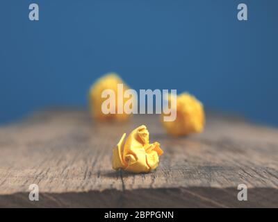 Symbolische business Bild mit zerknittertem Papier als tolle Ideen, Konzept, alles beginnt mit einer kleinen Idee, selektiver Fokus auf den Vordergrund Stockfoto