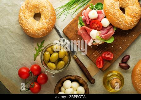 Bagel mozzareela Sandwich mit Schinken und Käse. Gesundes Essen. Stockfoto