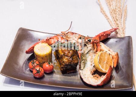 Surf and Turf, gegrillt kanadische Hummer und gegrilltes Rindfleisch Rippen Stockfoto