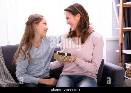 Portrait eines Mädchens, Geschenk, das Ihr glücklich, Mutter Stockfoto