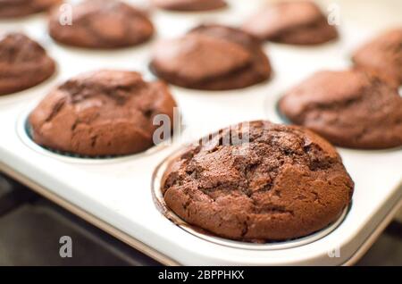 hausgemachte dunkle Schokolade Muffins Backform schwenken Stockfoto