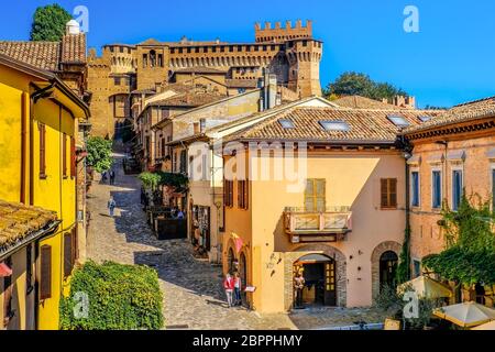 Mittelalterliche Stadt Gebäude von Gradara Italien bunte Häuser Straßen des Dorfes. Stockfoto