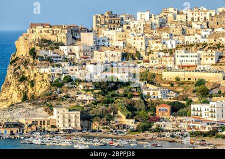 Peschici Gargano Italien Apulien Meer thront Dorf Stockfoto