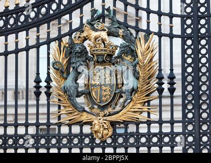 London, Vereinigtes Königreich - Februar 20, 2019: Wappen auf der Buckingham Palace Zaun Stockfoto