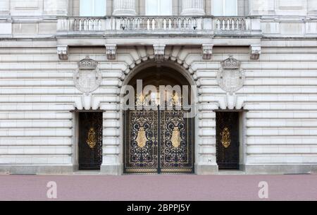 London, Vereinigtes Königreich - Februar 20, 2019: Buckingham Palace in London. 1705 gebaut, das Schloss ist die offizielle Londoner Residenz und die wichtigsten Arbeiten Stockfoto