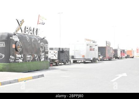 Fastfood-Wohnwagen in Abu Dhabi, Vereinigte Arabische Emirate, 18. Mai 2020. Stockfoto