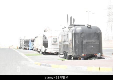 Fastfood-Wohnwagen in Abu Dhabi, Vereinigte Arabische Emirate, 18. Mai 2020. Stockfoto