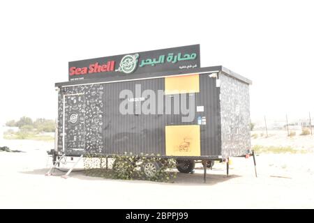 Fastfood-Wohnwagen in Abu Dhabi, Vereinigte Arabische Emirate, 18. Mai 2020. Stockfoto