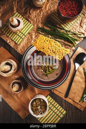 Flach der Schüssel mit köstlichen Pilz Cremesuppe Stockfoto