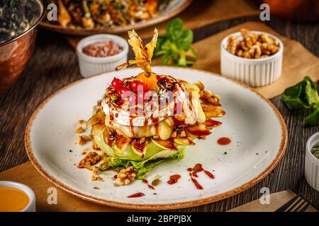 Gebackener Camembert mit gegrillter Birne und Walnüsse Stockfoto