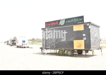 Fastfood-Wohnwagen in Abu Dhabi, Vereinigte Arabische Emirate, 18. Mai 2020. Stockfoto