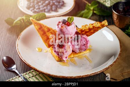 Waffel garniert mit Wald Obst Eis Stockfoto