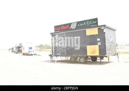 Fastfood-Wohnwagen in Abu Dhabi, Vereinigte Arabische Emirate, 18. Mai 2020. Stockfoto