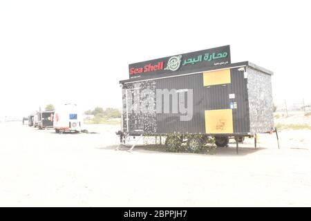 Fastfood-Wohnwagen in Abu Dhabi, Vereinigte Arabische Emirate, 18. Mai 2020. Stockfoto