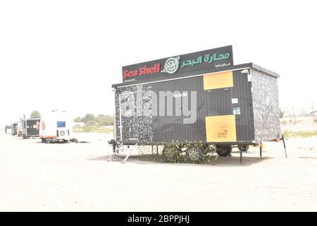 Fastfood-Wohnwagen in Abu Dhabi, Vereinigte Arabische Emirate, 18. Mai 2020. Stockfoto
