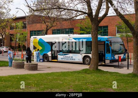 Montreal, CA - 19. Mai 2020: Ein STM-Stadtbus wurde in eine mobile COVID-19-Testklinik in der Fullum Street umgewandelt Stockfoto