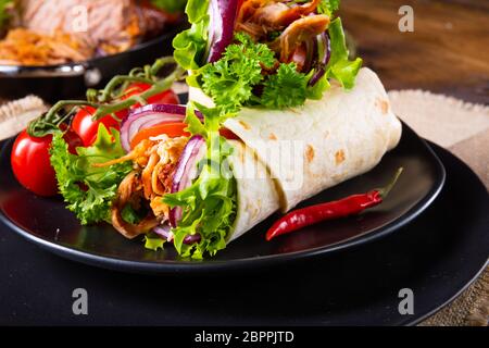 Leckere Wraps mit zog Schweinefleisch und Salat gefüllt Stockfoto