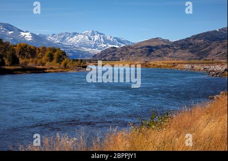 WY04444-00...MONTANA - der Yellowstone River und die Absaroka- Beartooth Wilderness im Gallatin National Forest vom Highway 89. Stockfoto