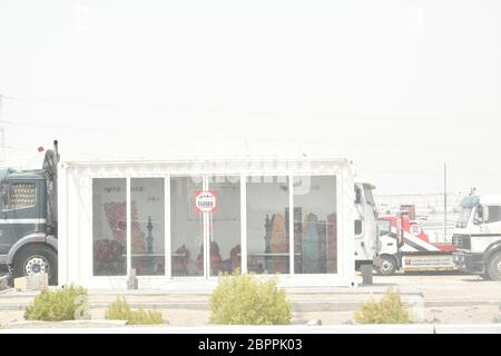 Geschlossen wegen Desinfektion Reinigung.die klimatisierte Bushaltestelle in Abu Dhabi, Vereinigte Arabische Emirate. Foto aufgenommen am 18. Mai 2020. Stockfoto