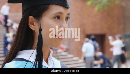 Asiatische Frau Graduierung und denken an die Zukunft Stockfoto