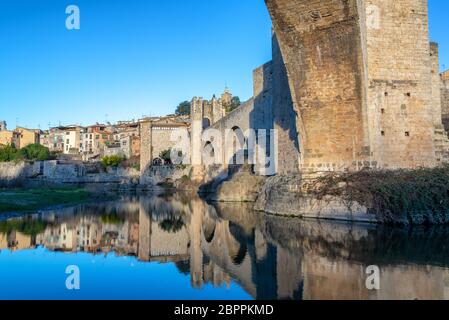 Schöne Reflexion der historischen, mittelalterlichen Stadt Besalu, Spanien im Fluss Fluvia Stockfoto