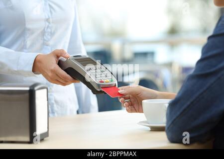 Nahaufnahme eines Restaurant Kunden Zahlung mit Kreditkarte Stockfoto