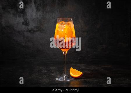 Glas Aperol Spritz Cocktail auf schwarzem Hintergrund Stockfoto