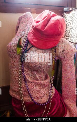 Dummy gekleidet mit Mode urbane Frau Rosa Kleidung, Schmuck und samt Hut in der Nähe eines Fensters mit der Sonne Licht ausleuchten. Stockfoto