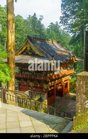 Nikko, Japan - 29. September 2019: Blick auf das Nitenmon-Tor im Taiyuinbyo-Schrein, Nikko, Japan Stockfoto