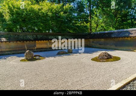 Kyoto, Japan - 9. Oktober 2019: Blick auf den Ryouan-ji-Steingarten, in Kyoto, Japan Stockfoto