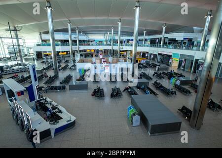 Heathrow Terminal 2 an der Absperrung Stockfoto