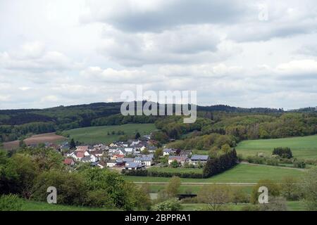 Blick von der Sankt Hubertus Kirche Hilgerath auf Neichen, Rheinland-Pfalz, Deutschland Stockfoto