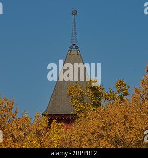 Alte quadratische Turm Typ Dach auf einem Gebäude Stockfoto