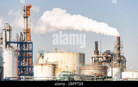 Chemische Fabrik Anlage mit Gas Storage und die Struktur der Pipeline mit Rauch aus dem Schornstein in Kawasaki City in der Nähe von Tokyo Japan Stockfoto