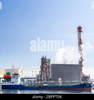 Tanker boot Kraftstoff laden aus Öl Chemische Fabrik in Kawasaki Japan Stockfoto