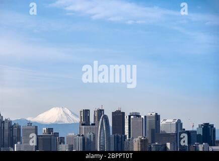 Berg Fuji mit Tokyo Skylines und Wolkenkratzer Gebäude in der Shinjuku Station in Tokyo. Von Tokio Bunkyo Civic Center Observatory Sky Schreibtisch genommen. Stockfoto