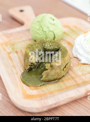 Grüner Tee lava Kuchen mit Eis und grüner Tee Sauce Stockfoto