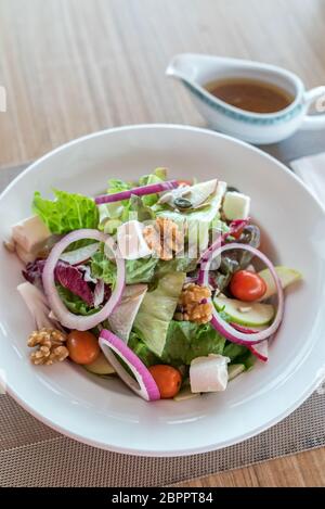 Hausgemachte Herbst Apple Walnut Spinat Salat mit Käse und japanische Sesamsauce Stockfoto