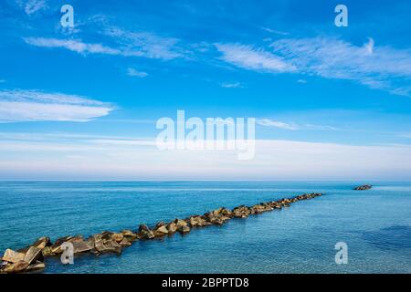 Ostseeküste mit blauer Himmel in Wustrow, Deutschland. Stockfoto