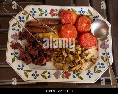 Eine Platte mit typischen Speisen für ein englisches Frühstück Stockfoto