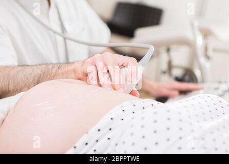 Weibliche Patienten durch abdomen Ultraschall an der Klinik Stockfoto