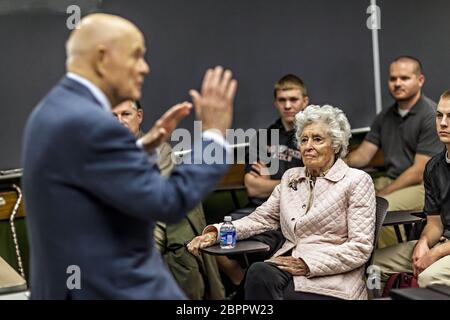 19. Mai 2020: AKTE - ANNIE GLENN, 100, ein lebenslanger Fürsprecher für die mit Sprachbehinderung und Frau des späten Astronauten John Glenn, starb an den Komplikationen von COVID-19 in einem Pflegeheim nahe Familie in Str. Paul, Minnesota. IM BILD: 9. November 2012 - Columbus, Ohio, USA - ANNIE GLENN schaut zu, als ihr Mann, ehemaliger Astronaut und US-Senator JOHN GLENN, einen Vortrag vor den Hauptfachmeistern der Luftfahrt am Ohio State University College of Engineering hält. Quelle: James D. DeCamp/ZUMA Wire/Alamy Live News Stockfoto