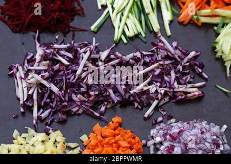 Close up sortiert schneiden sie in Scheiben geschnitten und frisches Gemüse auf Schwarz kochen Board, hohe Betrachtungswinkel Stockfoto