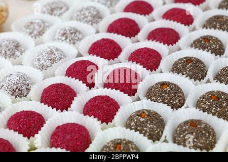 Close up verschiedene Süßigkeiten Cookies im Einzelhandel Anzeige der Konditorei. Stockfoto