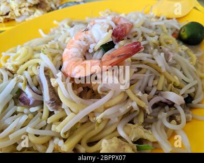 Hokkien mich Rühren braten Nudeln mit Tintenfisch-Garnelen-Tintenfisch und Schweinefleisch Closeup Stockfoto